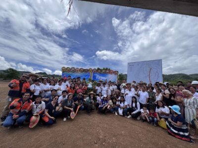 Greenstone employees and Siana residents poses together for a better and resilient tomorrow of TSF 3.