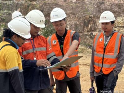 The Mapawa Exploration team members explain the full coverage of the proposed Mapawa Gold Project to the TSHES Audit team, highlighting community and environmental boundaries, especially in areas with drilling activities.