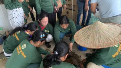 Beneficiary farmers of the training are immersed in practical demonstrations on sustainable vegetable production.