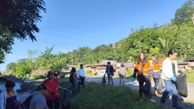 The joint team of volunteers come together in cleaning roadways and public spaces during the community clean-up drive as part of the campaign to promote proper waste management.