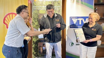 Shell Commercial Fuels Manager Jose Mari Macaspac hands over the Carbon Credits Retirement Certificates to TVIRD President Michael G. Regino and CFO Cynthia S. Delfin