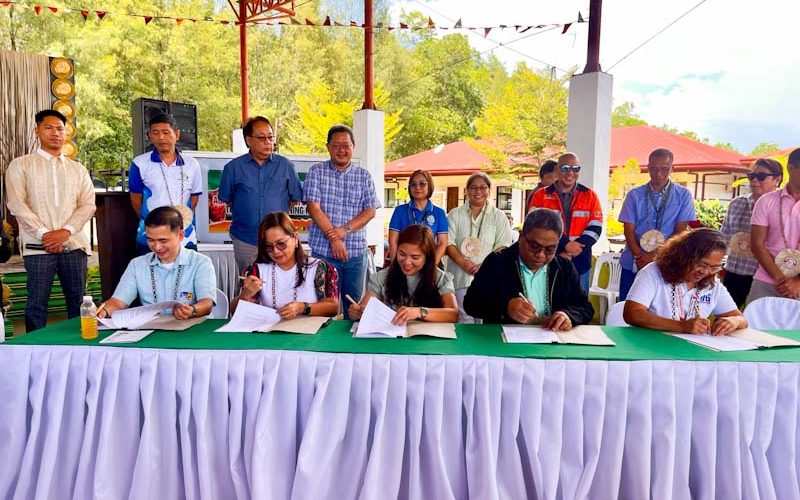 Datu Rogelio Bebe of Agata’s Coro Indigenous People sector proudly signs the Memorandum of Understanding, signifying his full support for Agata Mines Nature Farm