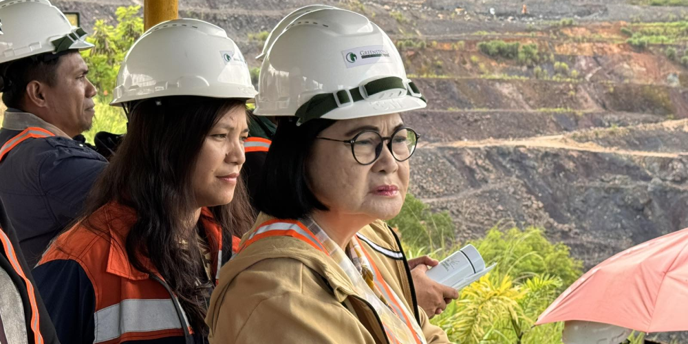 REACH Foundation Executive Director Arceli Napalan (foreground) conducts an ocular inspection of the Siana Mine Pit, assisted by TVIRD Tenement Management and Environmental Compliance Director Jesalyn Guingguing.