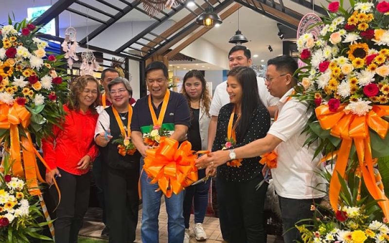 Jabonga Mayor Napoleon Montero and TVIRD Director for Tenement Management and Environmental Compliance Jesalyn Guingguing (center and 2nd from Right, respectively) at the Mabakas product launch in AllHome Butuan.  Joining them are key regional officers of the DTI, AllHome, and the Villar Sipag Foundation.