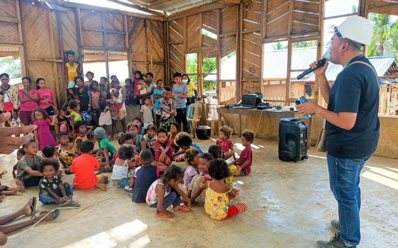 Greenstone’s IEC team conducted an educational campaign on basic hygiene for young IP members before conducting a feeding program activity.