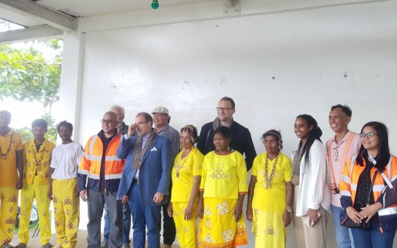 During his visit in August 2023, the Canadian Ambassador, together with Greenstone’s top management, warmly recognized a family of IP members.